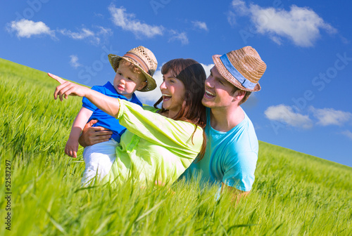 Photo: junge familie im feld junge familie im feld