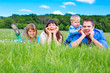 junge familie lachend auf der wiese