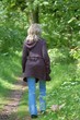 Frau geht spazieren