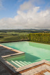 piscina su colline toscane