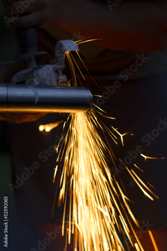 Photo: Hombre trabajando, soldando, cortando hierro, industria, luz. Hombre trabajando, soldando, cortando hierro, industria, luz.
