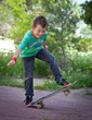 Photo: Jeune skater faisant une figure Jeune skater faisant une figure