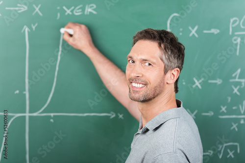 Photo: lehrer schreibt matheaufgabe an die tafel lehrer schreibt matheaufgabe an die tafel