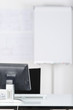 arbeitsplatz mit computer und flipchart