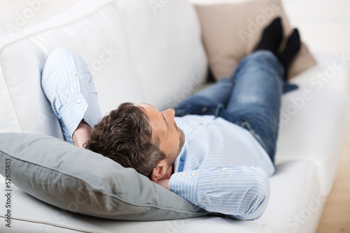 Photo: entspannter mann liegt auf dem sofa entspannter mann liegt auf dem sofa