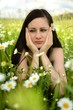 belle jeune femme brune sur la prairie