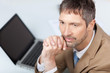 portrait geschäftsmann mit laptop
