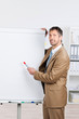 geschäftsmann präsentiert am flipchart