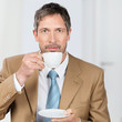 Photo: geschäftsmann trinkt kaffee geschäftsmann trinkt kaffee