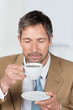 Foto: mann genießt kaffee mann genießt kaffee