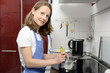 Photo: Junge Frau vor Herd Junge Frau vor Herd