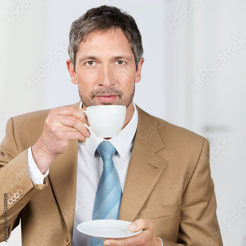 Photo: geschäftsmann trinkt kaffee geschäftsmann trinkt kaffee