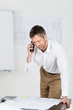 Photo: dynamischer geschäftsmann am telefon dynamischer geschäftsmann am telefon