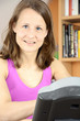 Junge Frau trainiert auf Hometrainer
