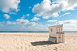 weißer Strandkorb von hinten