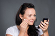 Makeup - Hübsche Frau schminkt sich
