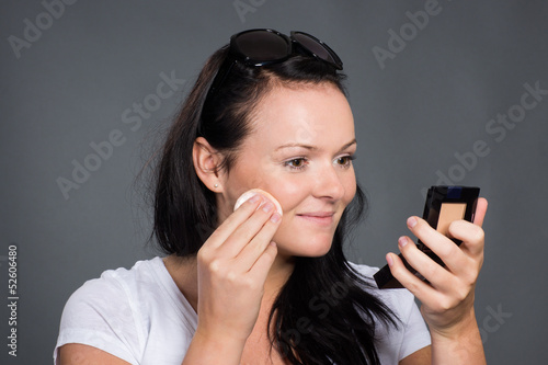 Photo: Makeup - Hübsche Frau schminkt sich Makeup - Hübsche Frau schminkt sich