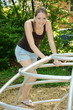 Freundliche junge Frau auf Spielplatz