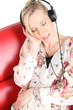 Frau hört Musik