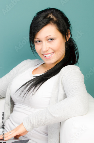 Photo: junge frau sitzt im wohnzimmer junge frau sitzt im wohnzimmer