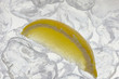 Zitronenschnitz auf Crushed Ice