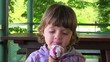Video: bambina mangia il gelato bambina mangia il gelato