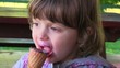 Video: bambina mangia il gelato bambina mangia il gelato