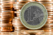Euro vor Geldstapel