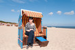 Foto: Junge hübsche Frau im Strandkorb Junge hübsche Frau im Strandkorb