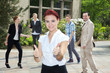 Photo: Junge Frau zeigt Daumen hoch, Team in Bewegung Junge Frau zeigt Daumen hoch, Team in Bewegung