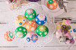 Bunte Cupcakes mit Blütendeko von oben
