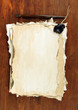 Foto: Old paper and ink pen on wooden background Old paper and ink pen on wooden background