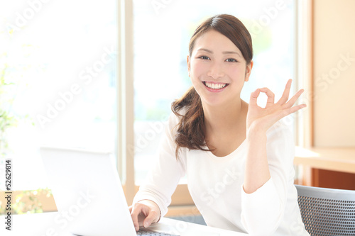 Photo: OKする若い女性 OKする若い女性