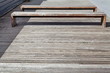 bancs et promenade en bois