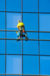 Foto: Washer wash the windows of modern skyscraper Washer wash the windows of modern skyscraper