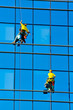 Foto: Washers wash the windows of modern skyscraper Washers wash the windows of modern skyscraper