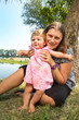 Photo: mamma e bambina al parco mamma e bambina al parco