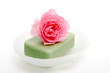 Seife mit Rosenblüte