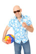 Grinsender Urlauber mit Wasserball