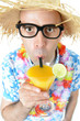 Nerd schlürft einen Cocktail