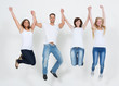 Gruppe Jugendlicher springt hoch