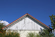 Giebel vor blauem Himmel