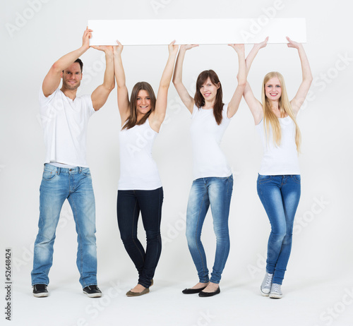Photo: junge Leute halten Werbeschild junge Leute halten Werbeschild