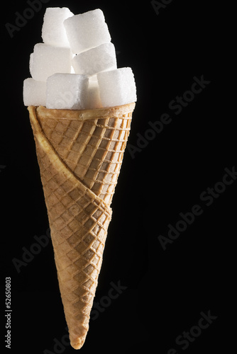 Photo: Terrones de azúcar en un barquillo de helado Terrones de azúcar en un barquillo de helado