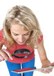 frau mit lupe und digital tablet