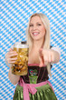 canvas print picture - Junge Frau mit Bierkrug vor Rautenmuster
