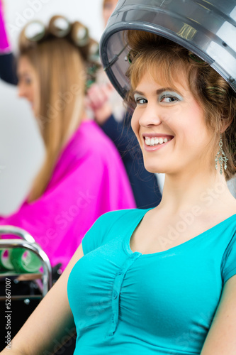 Photo: Frauen beim Friseur Frauen beim Friseur