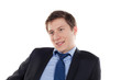 jeune homme en costume attentif et souriant