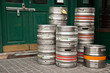 futs de bière devant un commerce