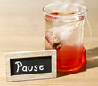 Teepause, Glas mit rotem Tee